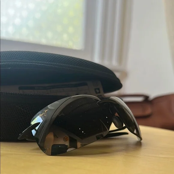 Maui Jim Breakwall Polarized Black Sunglasses with Case